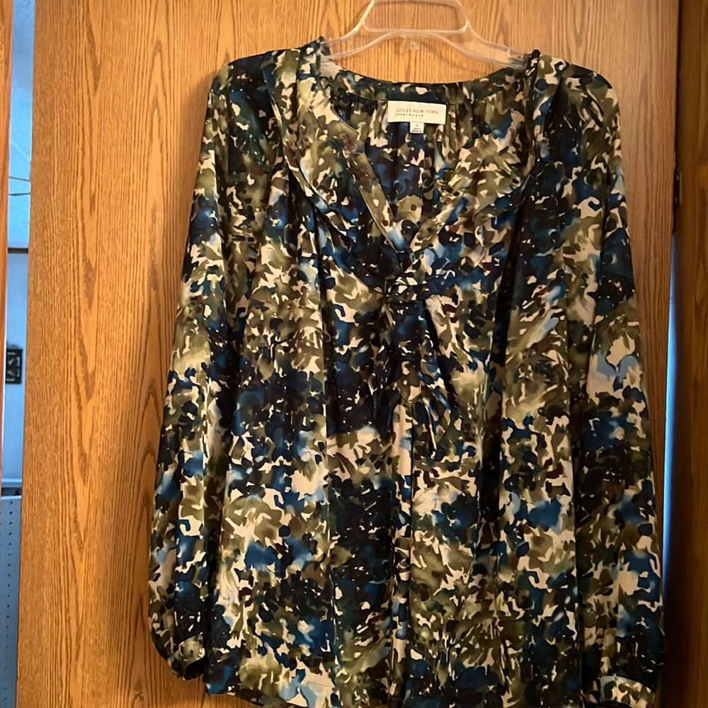 Jones New York Sports Woman Size:1X Long sleeve blouse green and beige